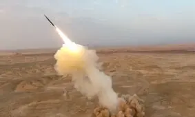 شلیک موشک‌ های بالستیک سپاه پاسداران در حین بمباران لانچرها/ ویدئو