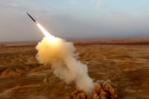 شلیک موشک‌ های بالستیک سپاه پاسداران در حین بمباران لانچرها/ ویدئو