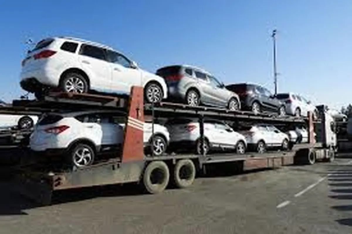 گیر کردن تریلی حامل خودروها چند میلیاردی زیر پل ورودی گناباد/ ویدئو