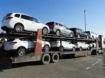 گیر کردن تریلی حامل خودروها چند میلیاردی زیر پل ورودی گناباد/ ویدئو