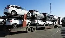 گیر کردن تریلی حامل خودروها چند میلیاردی زیر پل ورودی گناباد/ ویدئو