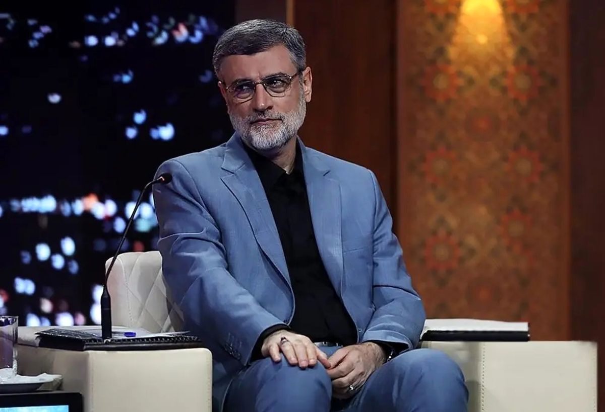 کنایه به فعالیتهای انقلابی قاضی زاده هاشمی که سال 57، 7 ساله بود!