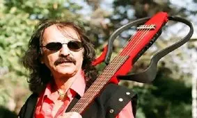 کورش یغمایی چون در ایران مجوز نگرفت، آلبومش را در آمریکا منتشر می‌کند