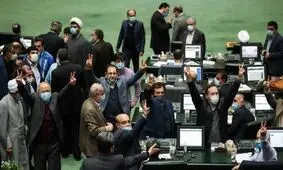 روزنامه جوان در انتقاد از رفتار مجلسی ها: اینها نماینده‌اند یا آقای دوربینی؟!

