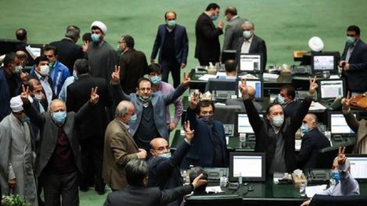 روزنامه جوان در انتقاد از رفتار مجلسی ها: اینها نمایندهاند یا آقای دوربینی؟!