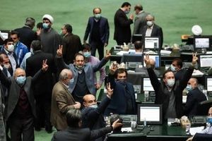 روزنامه جوان در انتقاد از رفتار مجلسی ها: اینها نماینده‌اند یا آقای دوربینی؟!

