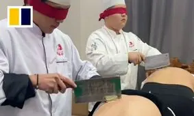 مهارت عجیب خرد کردن سیب زمینی روی کمر!/ ویدئو