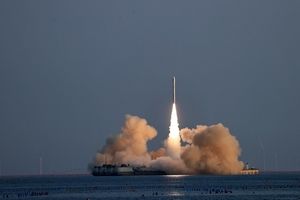 چین یک موشک حامل ۴ ماهواره را از دریا به فضا پرتاب کرد/ ویدئو