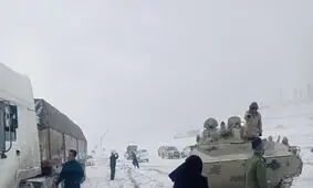 کمک تانک ارتش برای کمک به مردم که در کولاک شدید در گردنه اسدآباد همدان/ ویدئو