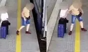 پدر حواس پرت کودک را در مترو جا گذاشت/ ویدئو