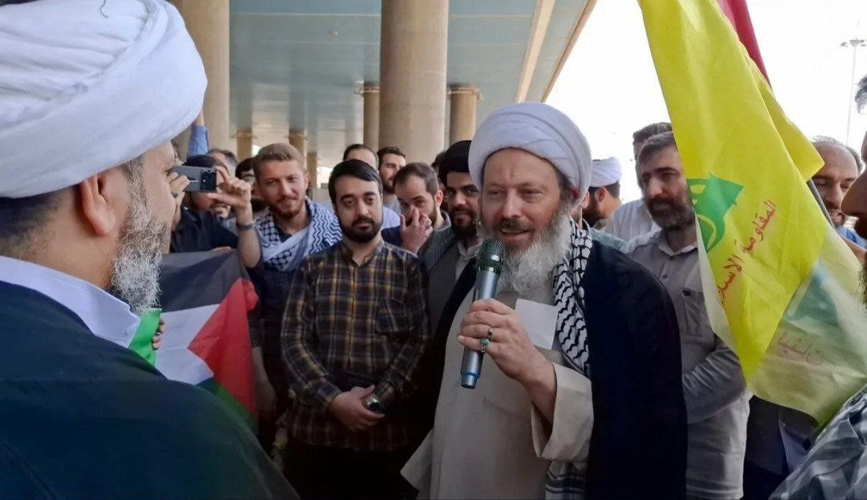 اولین تصاویر از قاسمیان در تهران پس از جنجال های اخیر/ استقبال با حلقه گل در فرودگاه
