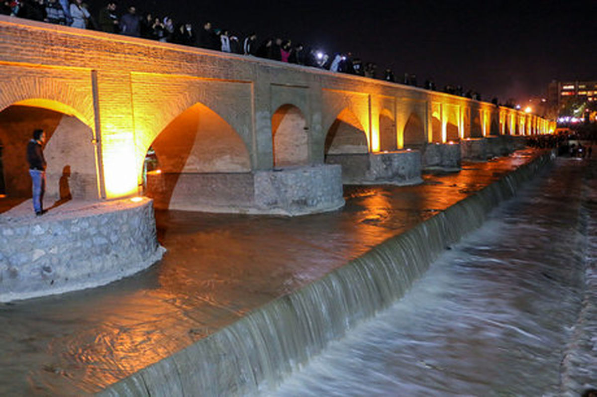 جریان زاینده رود باید تا نیمه خرداد ادامه یابد