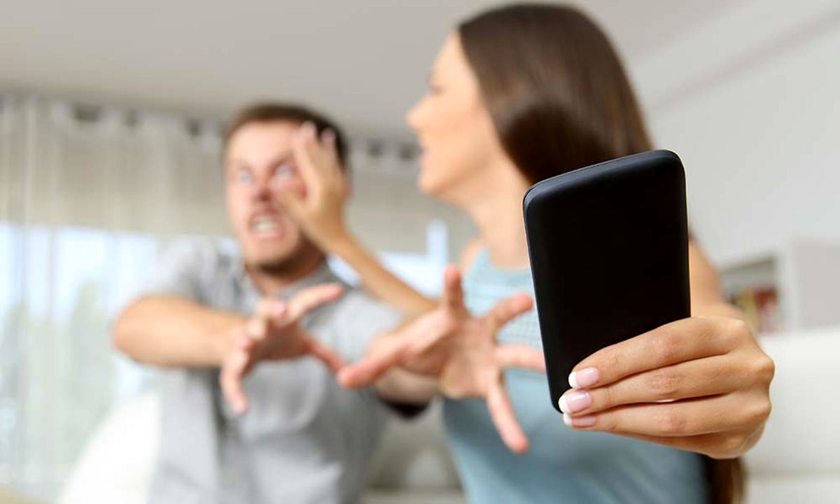 خیانت دیجیتالی چه آسیبی به زندگی زناشویی شما می‌زند؟