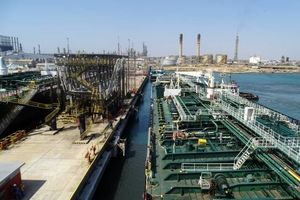 انتقال نفت توقیف شده ایران در یونان به یک نفتکش ایرانی آغاز شد

