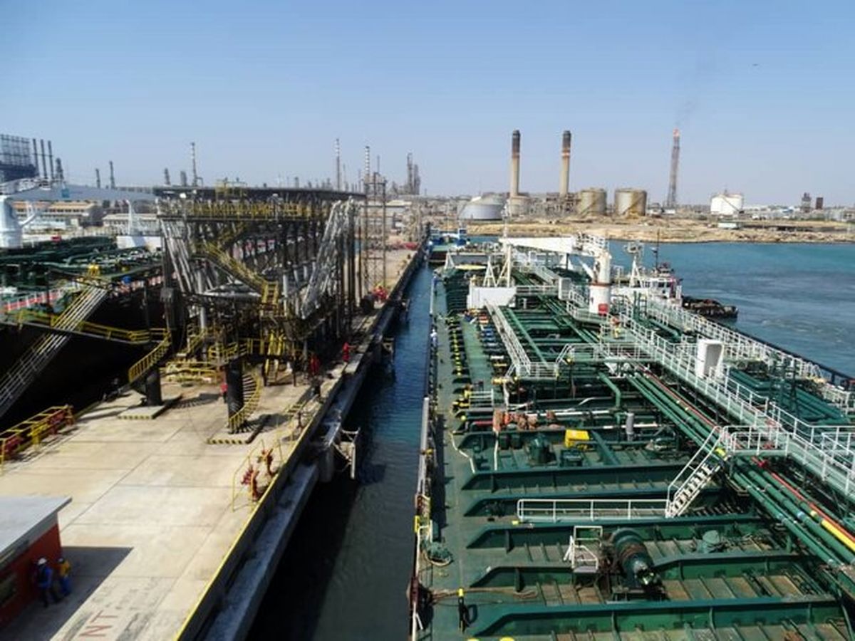 انتقال نفت توقیف شده ایران در یونان به یک نفتکش ایرانی آغاز شد


