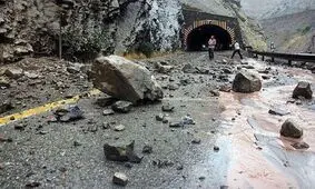 خطر ریزش سنگ در کندوان/ مسافران مراقب باشند