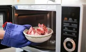 گذاشتن غذا در مایکروویو تا چه حد بی‌خطر است؟