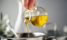 ۵ کاربرد روغن زیتون در تمیز کردن آشپزخانه که نمی‌دانستید