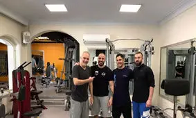 ورزش سخت و عجیب بیژن بنفشه خواه در باشگاه/ ویدئو