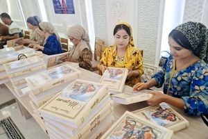 توزیع رایگان شاهنامه بین خانواده‌های تاجیکستان/ تصاویر

