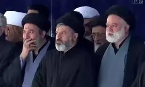 حضور فرزندان رهبر شهید انقلاب در مصلی تهران پیش از اقامه نماز بر پیکر امام امت/ گریه فرزندان امام شهید/ ویدئو