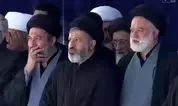 حضور فرزندان رهبر شهید انقلاب در مصلی تهران پیش از اقامه نماز بر پیکر امام امت/ گریه فرزندان امام شهید/ ویدئو