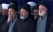 حضور فرزندان رهبر شهید انقلاب در مصلی تهران پیش از اقامه نماز بر پیکر امام امت/ گریه فرزندان امام شهید/ ویدئو