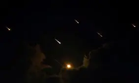 تصویری ادعایی از لحظه عبور موشک ایرانی؛ ثبت شده از داخل هواپیما/ ویدئو