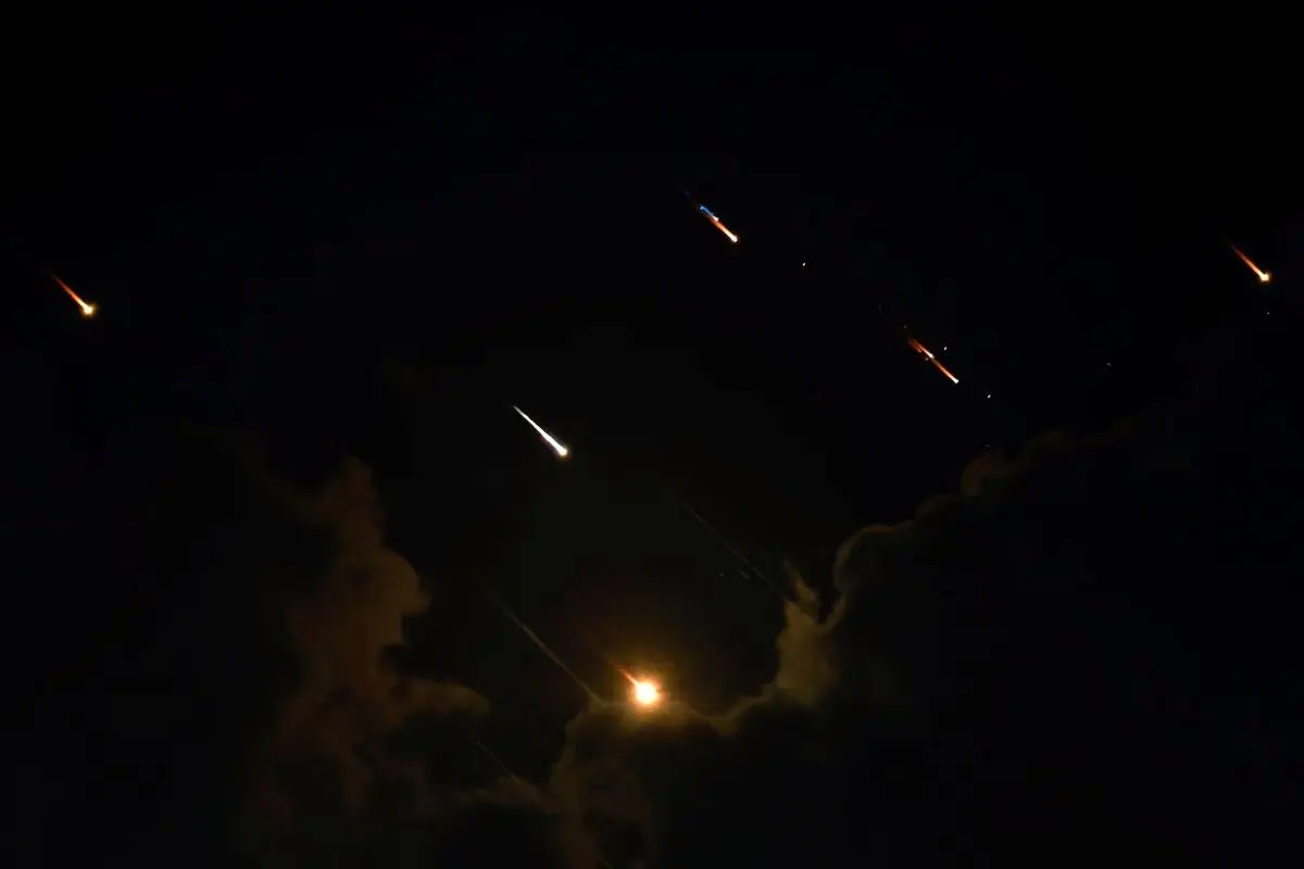 تصویری ادعایی از لحظه عبور موشک ایرانی؛ ثبت شده از داخل هواپیما/ ویدئو