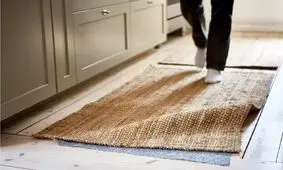 حکم شرعی راه رفتن روی فرش نجس که خشک شده چیست؟