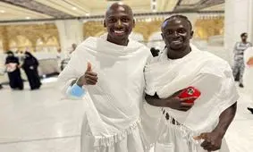 سادیو مانه با هم تیمی‌های جدیدش در خانه خدا