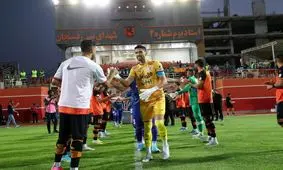 دستکش طلایی لیگ در دست حسینی