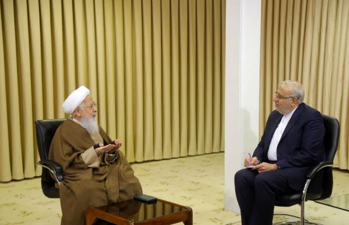 آیت الله جوادی آملی: ملت اگر بخواهد بایستد باید جیب و کیفش پر باشد