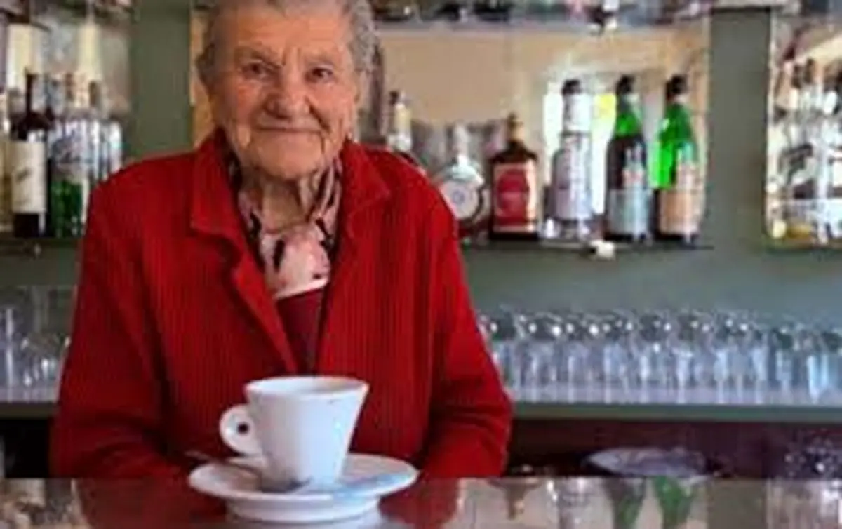 کافه‌دار ۱۰۰ ساله ایتالیایی نشان داده سن واقعا یک عدد است/ ویدئو