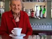 کافه‌دار ۱۰۰ ساله ایتالیایی نشان داده سن واقعا یک عدد است/ ویدئو