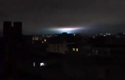 حمله آمریکا و اسرائیل به ایران در دهمین شب تجاوز؛ قطع برق و نور آبی و سفید در انفجارهای کرج و تهران / اسرائیل در حال استفاده از سلاح لیزری است؟