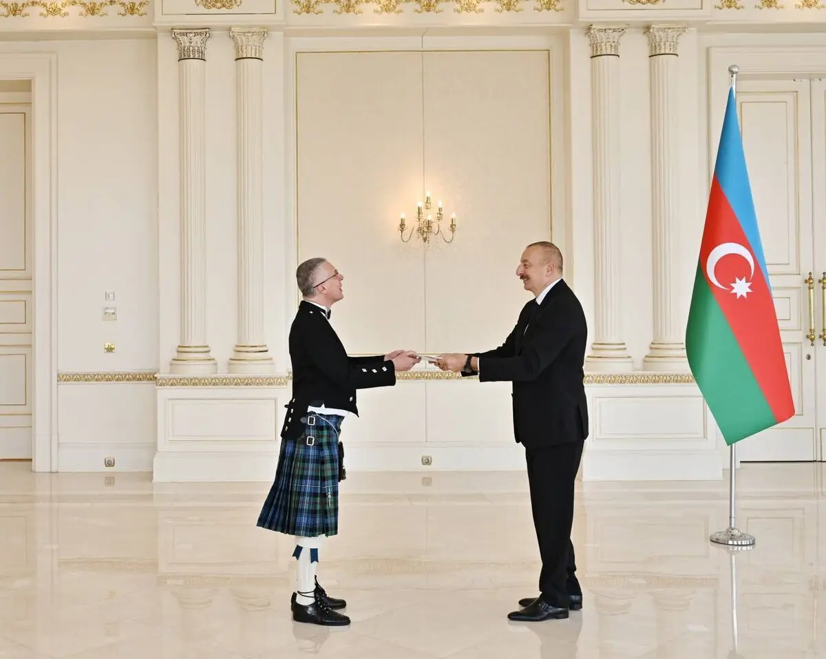 پوشش عجیب سفیر انگلیس در باکو/ عکس
