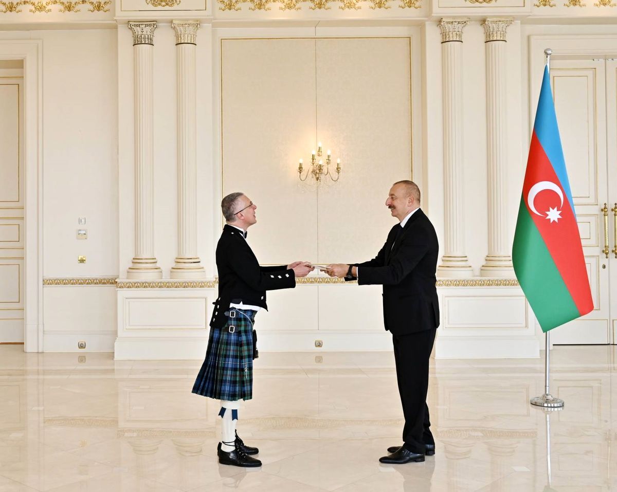 پوشش عجیب سفیر انگلیس در باکو/ عکس
