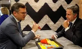 سیب زمینی خوردن وزیر خارجه آمریکا در اوکراین/ ویدئو