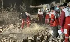 نجات گربه از زیر آوارِ بمبارانِ دشمن آمریکایی-صهیونی توسط امدادگران هلال‌احمر