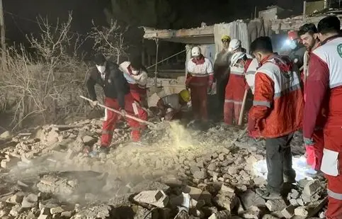 نجات گربه از زیر آوارِ بمبارانِ دشمن آمریکایی-صهیونی توسط امدادگران هلال‌احمر