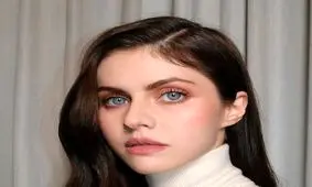 عکس بازیگر چشم آبی هالیوود با حلقه نامزدی‌اش