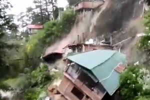 خانه‌ها پس از رانش زمین در هیمالیا فرو ریختند/ ویدئو