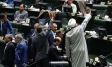 حمله تند روزنامه اصولگرا به مجلس: در جلسه سه شنبه با هر فریاد نمایندگان، دلار بالاتر رفت