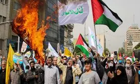 آتش زدن دلار در راهپیمایی روز قدس تهران/ عکس