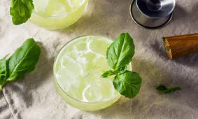 طرز تهیه موهیتو لیمو و ریحان در ۲ مرحله