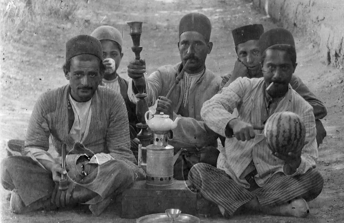 خاطرات دکتر ویلز در ایران عهد قاجار؛ «منظرۀ تهران و آداب قلیان‌کشی در مهمانی»