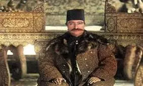 «ناصرالدین شاه» در کنار مادر و خواهرش، عزت الدوله