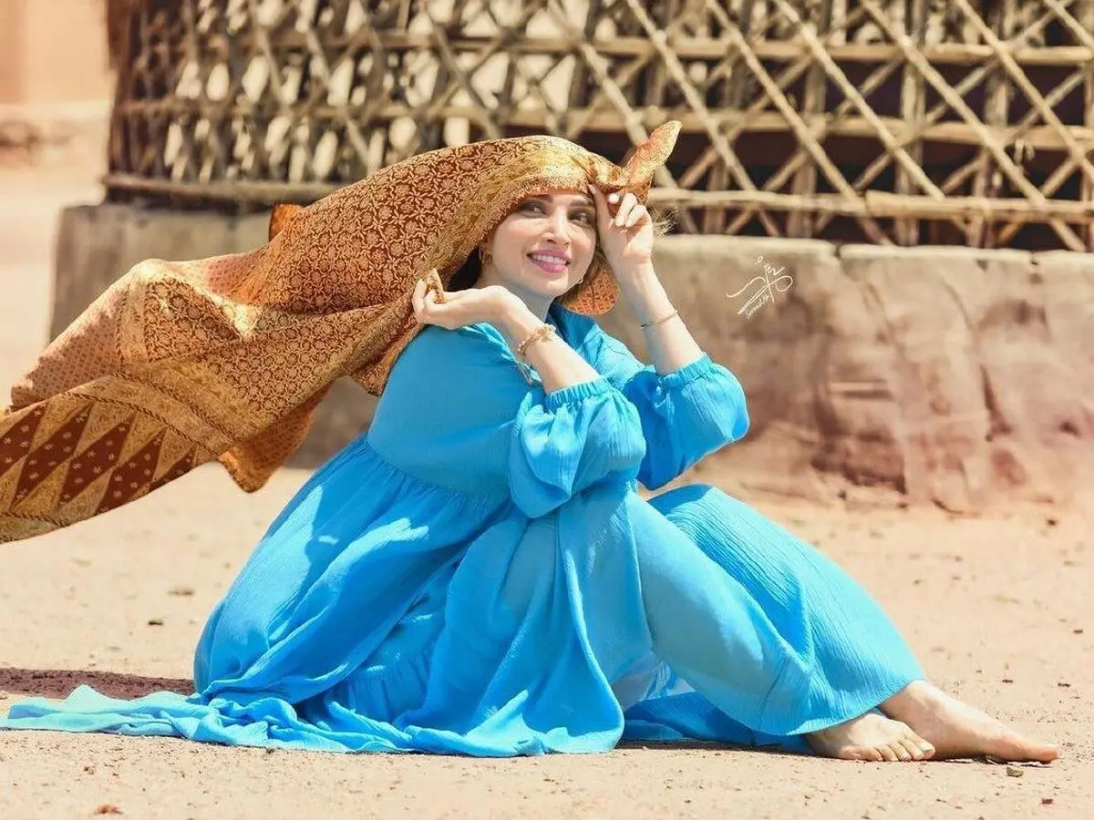 شتر سواری بهنوش طباطبایی در کویر/ تصاویر
