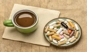 این ۱۰ دارو را هیچوقت همراه با قهوه مصرف نکنید